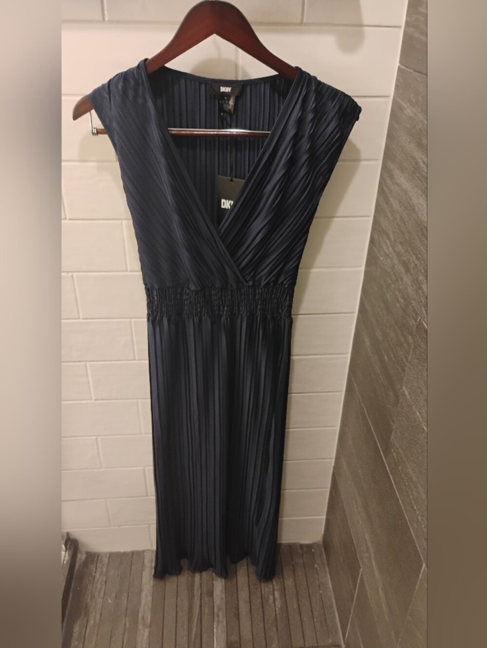 NWT DKNY Pleated Maxi Sleeveless V Neck Dress Sz 6